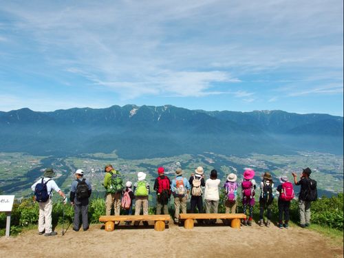 村のシンボル「陣馬形山」
