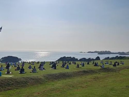 国立公園・種差海岸で行われる「種差朝ヨガ」。小鳥のさえずりと波の音を聞きながらやるヨガが至高