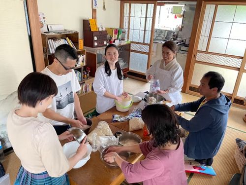 日本最大級の朝市・ 館鼻岸壁朝市にておからを買い、トセノイエでおから味噌を仕込むイベントを実施