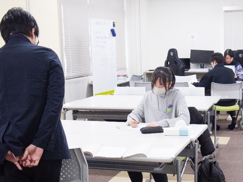 まちなか鳳雛塾での個別指導の様子