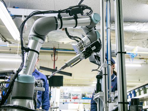 最新ロボットと共同作業を行うものづくり企業！