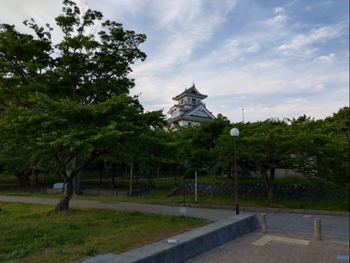 写真①　長浜城がチラリと見える