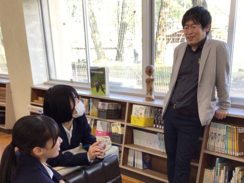 図書室で生徒と探究の組み立て相談中