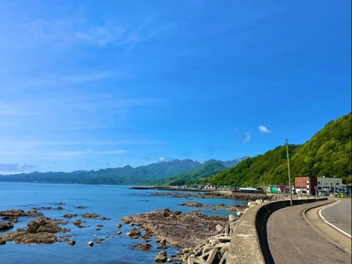 美しい海沿いに広がる熊石。癒しを与えてくれる反面、高齢者移動難問題の原因でも。