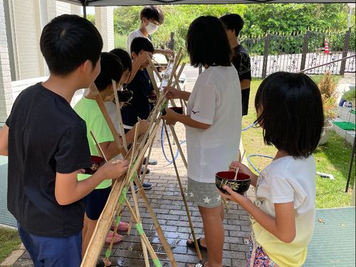 子どもたちに流しソーメン体験を実施！