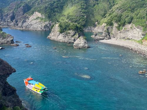 手前の船は石廊崎をめぐる遊覧船