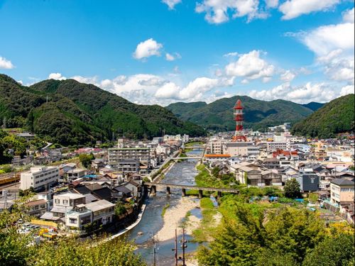 市中心部には高梁川が流れている。