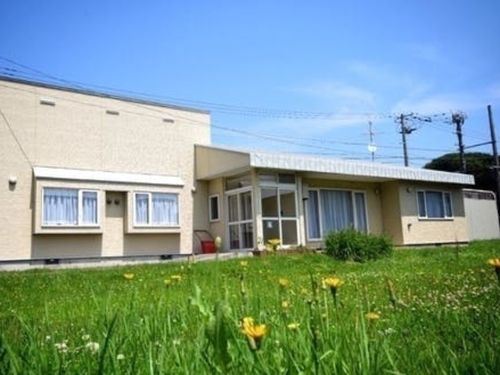 ワーキングステイ体験住宅の外観。役場に隣接していて、最寄りのコンビニは徒歩１分