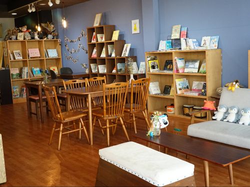 店内には様々な種類の本がたくさん！暖かい雰囲気を感じる居場所です