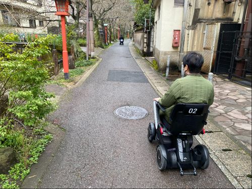 電動車いす「WHILL」で街歩きを楽しめるように。