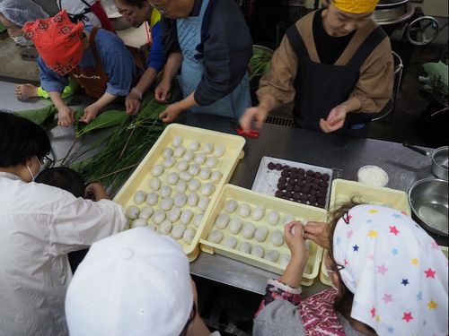 ●他の体験プログラムの様子【川上村でおもちつき！伝統食「でんがら」を作ろう】／日本遺産として認定されている「でんがら」は、朴（ほお）の葉で餡子の入ったお餅を包む、この季節だけの伝統食。川上村と東吉野村では旧暦の子供の日に「でんがら」を作っていました。https://g-tourism.jp/report/report_20240609/