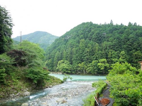 古座川町の中心を流れる古座川