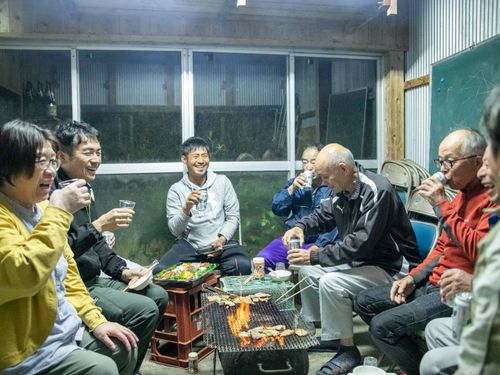 地元の自伐林家さんたちの交流会。炭火で焼肉が椎葉の定番です。
