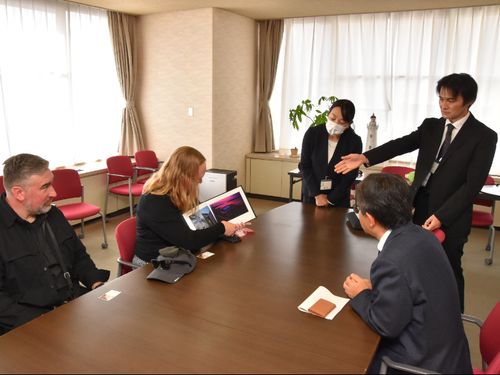 姉妹都市からの来訪者の通訳をする様子