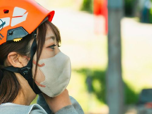 地域の企業で林業体験をしている様子！