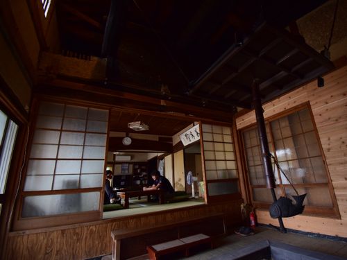 築170年の古民家を活用したコミュニティ拠点「CO-MORI」。地域の方との会話も弾みます。