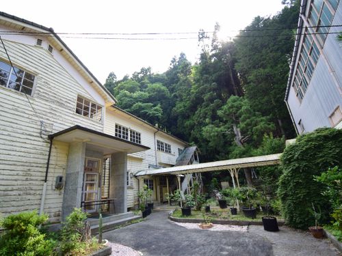 増川笑楽耕。かつての校庭には3棟のコテージとBBQ棟、ピザ窯、五右衛門風呂、テントサウナが！