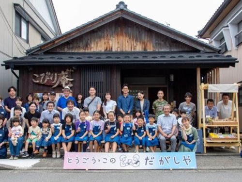 地区内の児童が運営している駄菓子屋「とうごうっこのだがしや」。クラウドファンディングで2021年に開店！