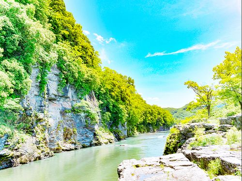 町の観光スポット天然記念物の「岩畳」と荒川渓谷