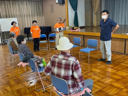 社協主催介護予防教室で一緒に活動する理学療法士の協力隊さん