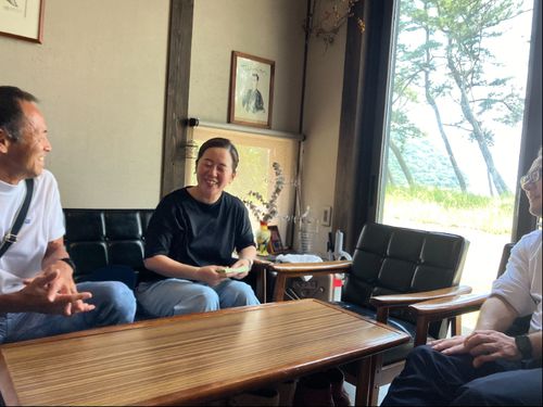海が見えるお家に伺って歓談中