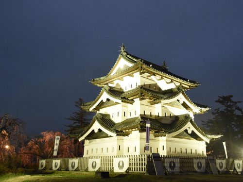 ライトアップされた弘前城天守（弘前公園内）
