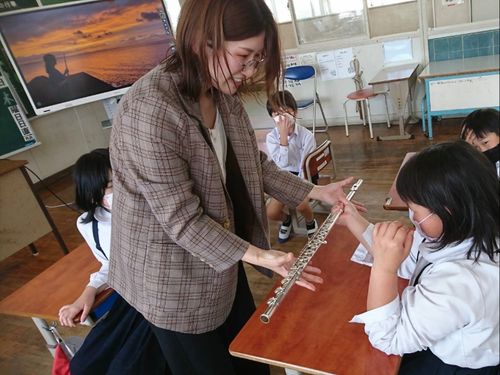 子供たちに生のフルートを体験してもらう筆者