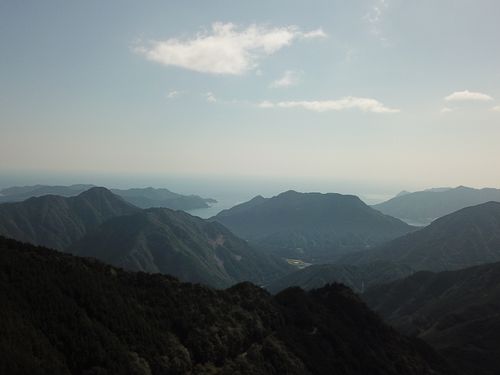 海から近い高い山々、全国的にも珍しい景色