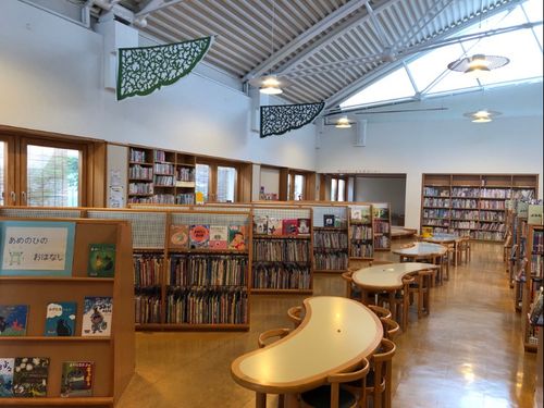一般図書のブースと離れた独立した空間になっている児童図書のコーナー。小さなお子様と一緒に気兼ねなく利用できます。（愛知川図書館）