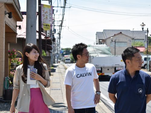 一番右の方が、地域おこし協力隊2年目の高橋さん。みんなでフィールドワーク中