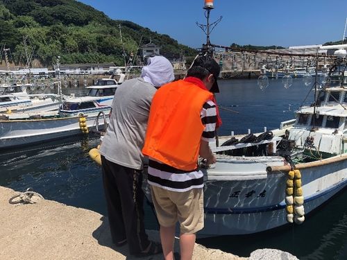 島民が釣りを教えている様子