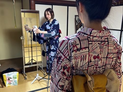 浴衣を着るおどソンメンバー
