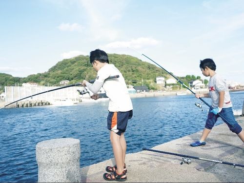 釣りをする子どもたち