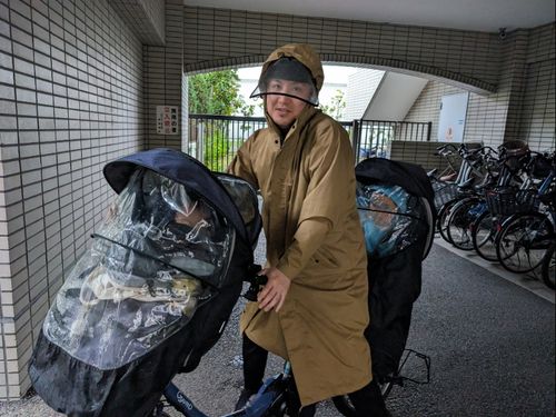 都会の暮らしでは自転車に子供を二人載せて移動していました