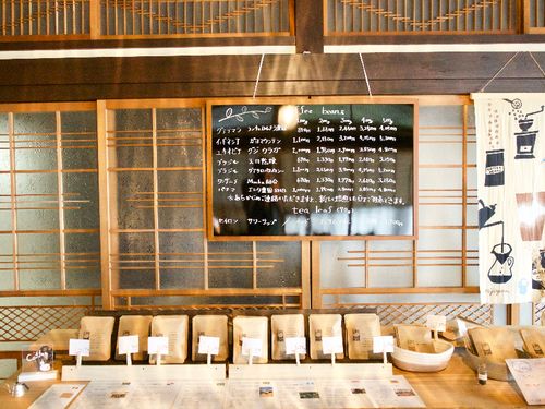 コーヒー豆の購入だけでも大歓迎! もとの民家の良さを残した店舗空間