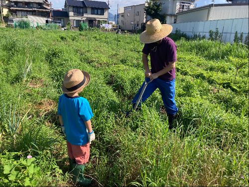朝にお子さんと畑作業