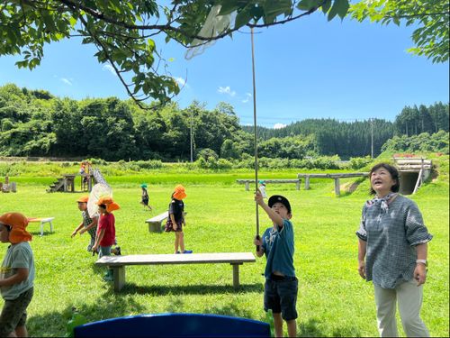 自然に囲まれた園庭