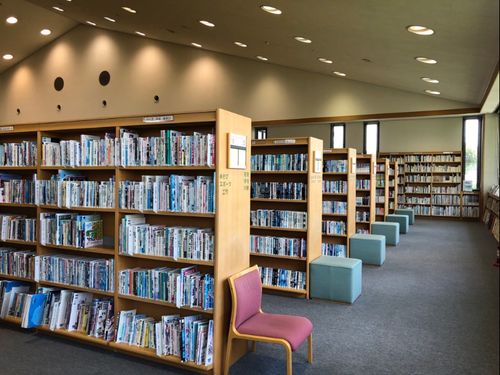 ◆秦荘図書館　至る所に椅子が置いてあるので管内でもゆっくり本を楽しめます