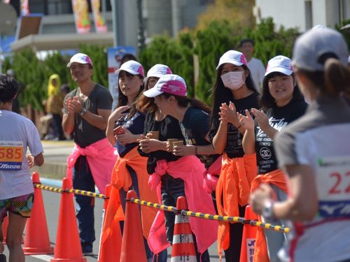 コース沿道で選手を応援！