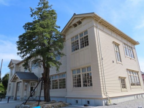 ゆめまちテラスえち：1922年に、旧愛知郡役所として竣工された建物を、2018年に修復・完成しました。町内外問わず、誰でも交流やまちづくり活動にご利用いただける町の施設です。