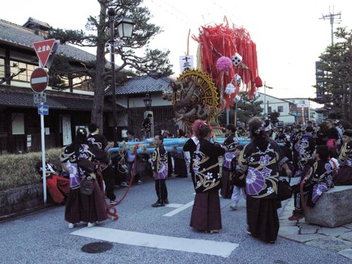 まつり本番。くじで決まった順に並んで、各左義長が旧市街の各地を巡ります。