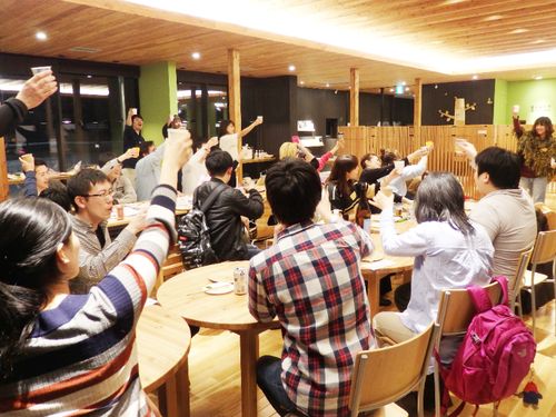 毎月行っている町民交流会「タノシモカフェ」は８年間も続いている事業。毎月様々な世代の移住者・地元の人・視察者など30-50人が集まって交流しています！（タノシモカフェ開催情報>>https://shimokawa-life.info/category/tanoshimokafe/）