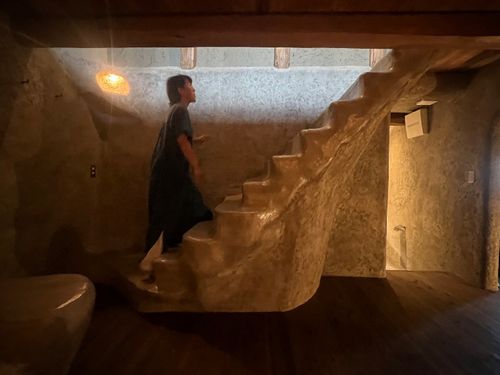つち（土の棟）: 地下の洞窟の間で冬を過ごし、光さす地上へと上がる造作の部屋