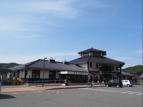 隣の道の駅では新鮮な魚介類・野菜が購入できます！