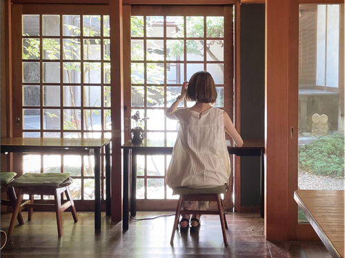 お寺の緑を眺めながら、ホッと一息。