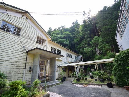 増川笑楽耕。かつての校庭には3棟のコテージとBBQ棟、ピザ窯、五右衛門風呂、テントサウナが！