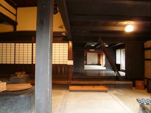 上野家を入り口から見る
