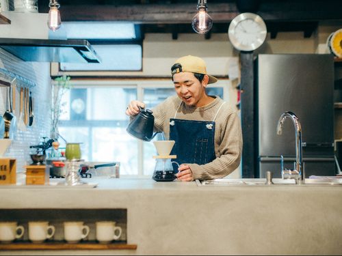 焙煎した珈琲豆をネット販売している管理人候補生なおと。坂勘土の人（農業担当）シェアメイトは多彩で多様なキャラクターが集まっている。
