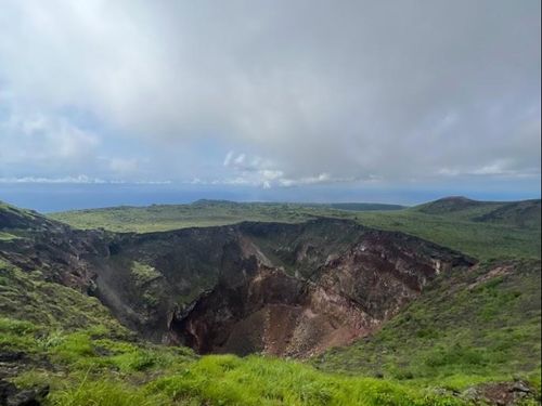 三原山の火山口の様子