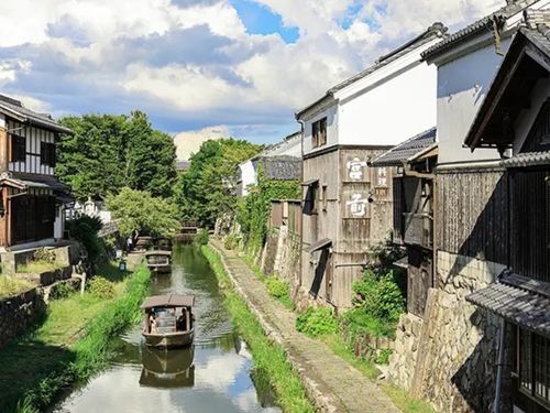＜八幡堀＞「八幡堀めぐり」の船が行き交う象徴的な風景